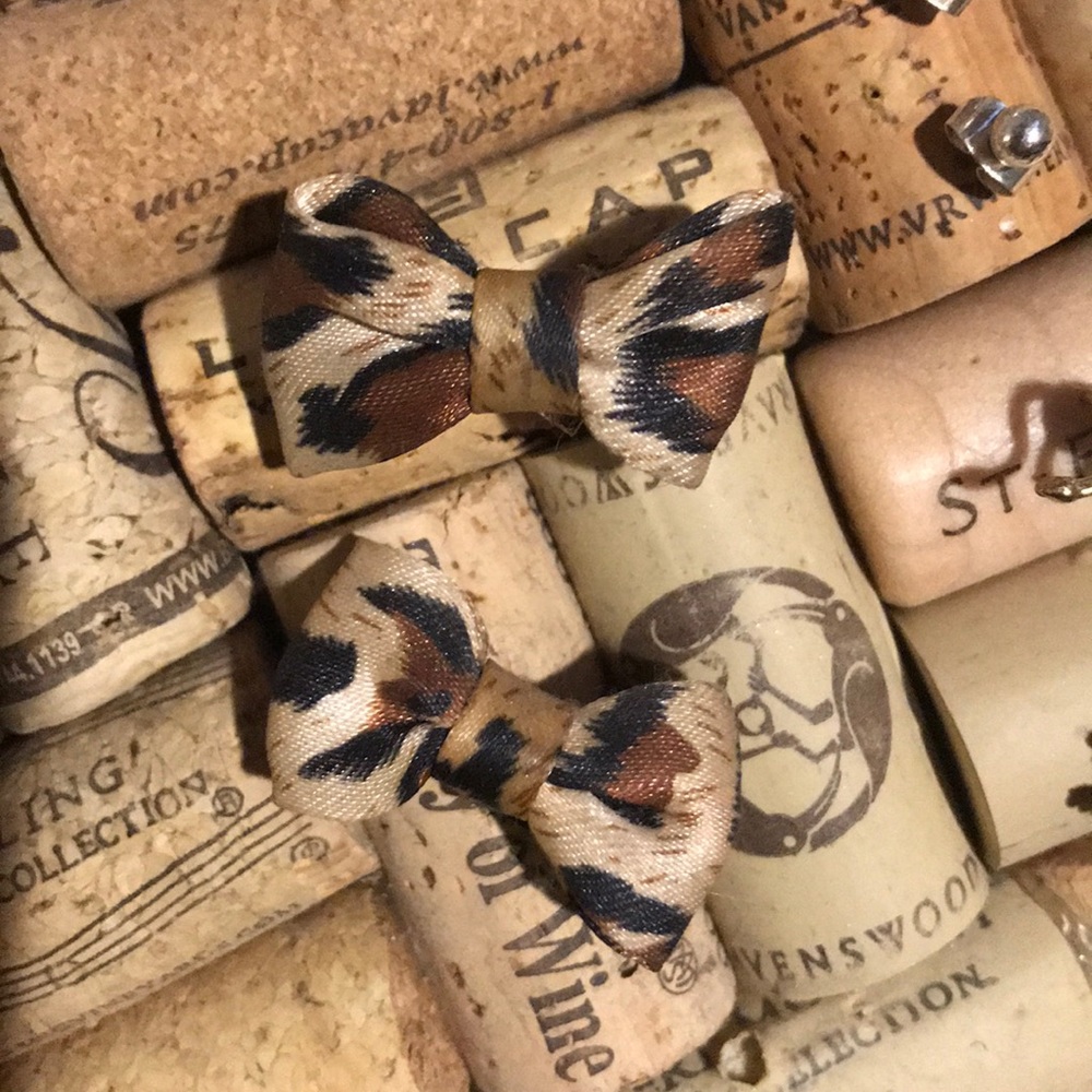 🦠 Cheetah print bow earrings